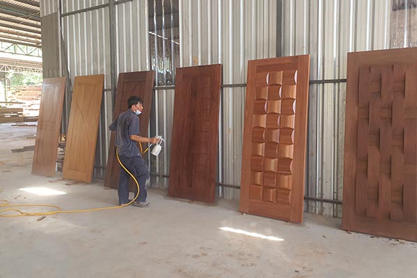 Varnishing Finish Timber Door